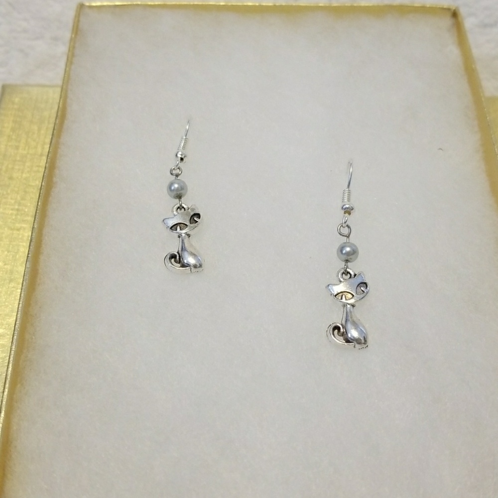 Sassy Cat earrings 🐱